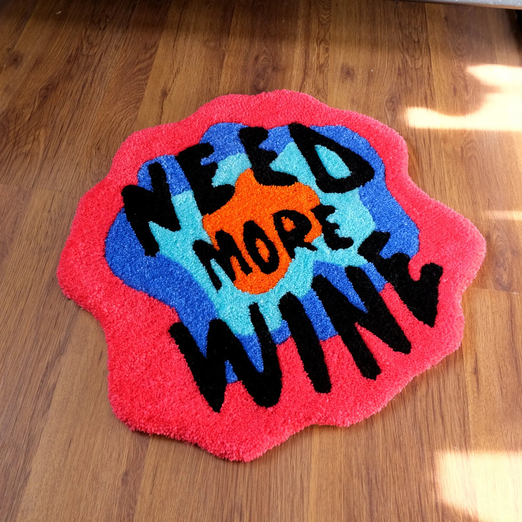 Tapis Tufté "Need More Wine"