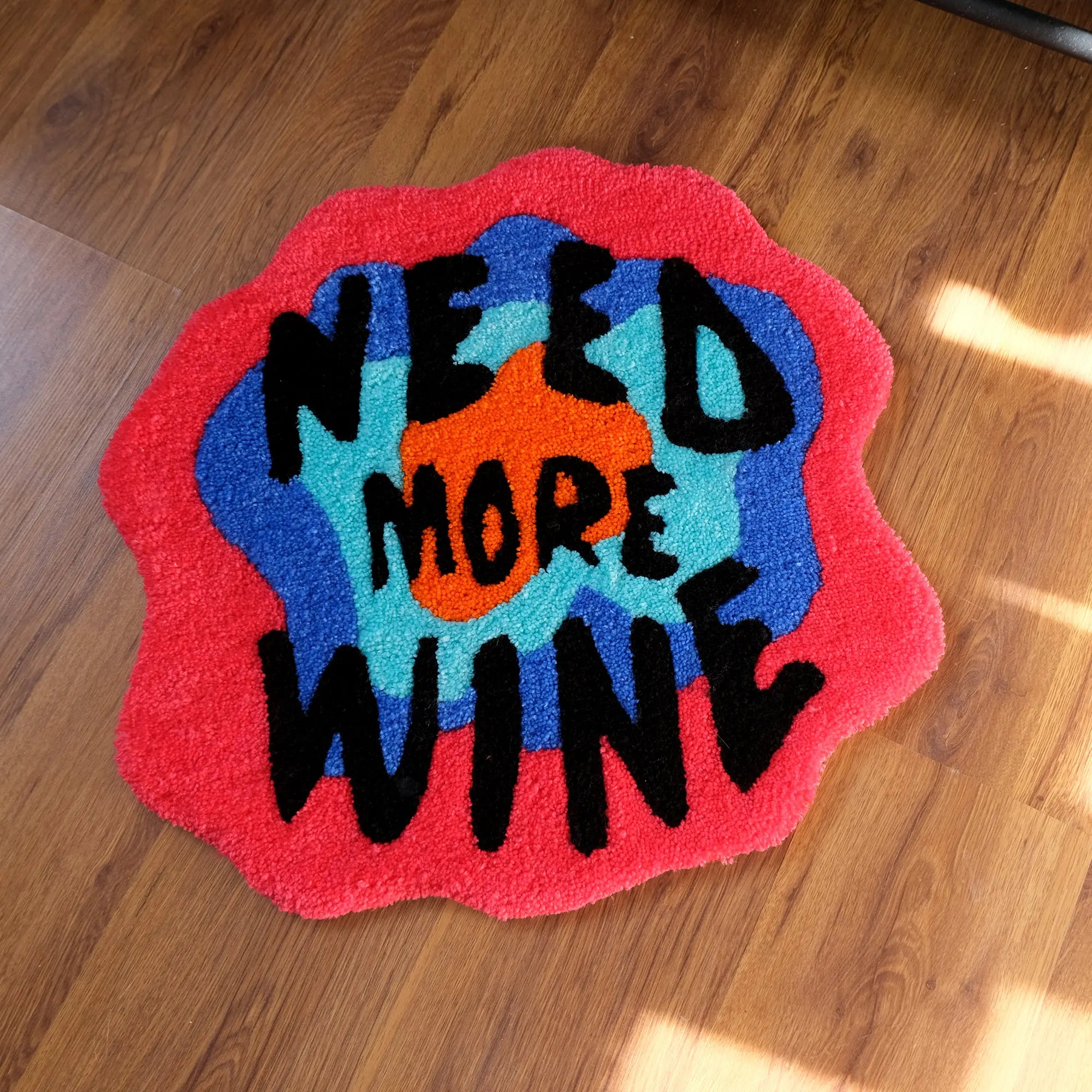 Tapis Tufté "Need More Wine"