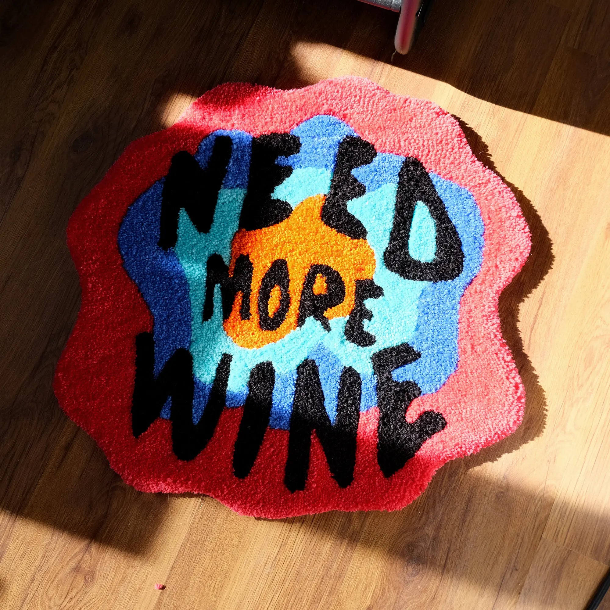 Tapis Tufté "Need More Wine"